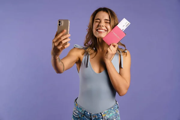 Junge Weiße Frau Macht Selfie Foto Während Sie Reisepass Mit — Stockfoto