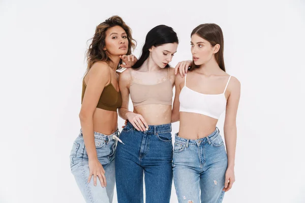 年轻的三个女人穿着胸罩拥抱 在白色背景下隔离的相机上摆出姿势 — 图库照片