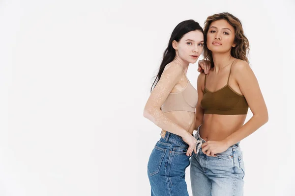 Jovens Duas Mulheres Vestindo Sutiã Abraçando Posando Câmera Isolada Sobre — Fotografia de Stock
