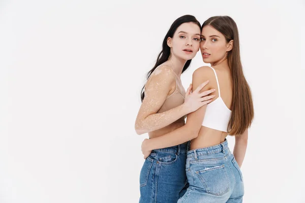 Duas Jovens Roupa Interior Juntos Abraçando Isolado Sobre Fundo Branco — Fotografia de Stock