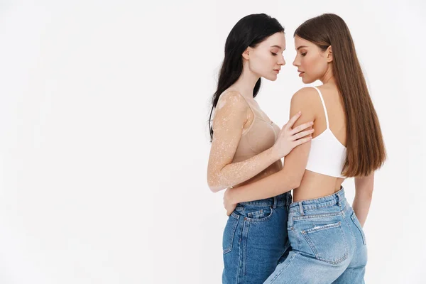 Dos Mujeres Jóvenes Ropa Interior Pie Juntos Abrazando Aislado Sobre — Foto de Stock