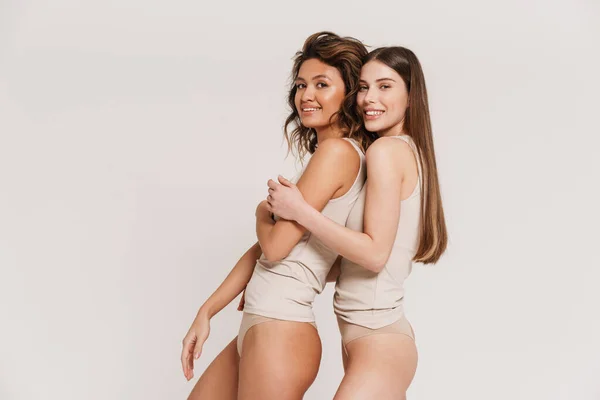 Deux Jeunes Femmes Souriantes Sous Vêtements Debout Ensemble Embrassant Isolé — Photo