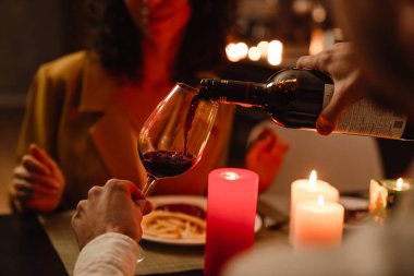 Beyaz çift lokantada romantik bir akşam yemeği yiyor.