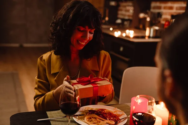 Weißer Mann Schenkt Seiner Freundin Bei Date Restaurant — Stockfoto