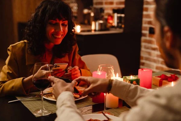 Casal Branco Usando Telefones Celulares Durante Data Restaurante Dentro Casa — Fotografia de Stock