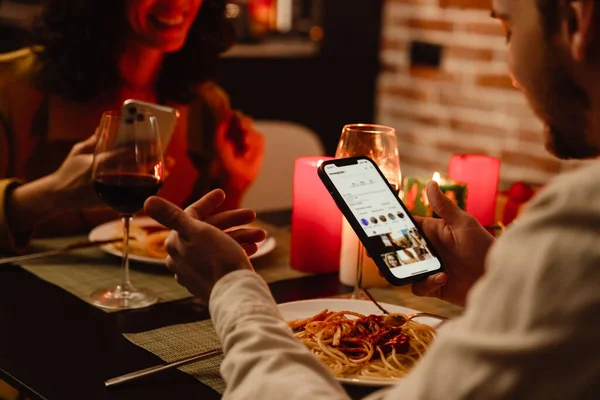 Біла Пара Розмовляє Користується Мобільними Телефонами Під Час Побачення Ресторані — стокове фото