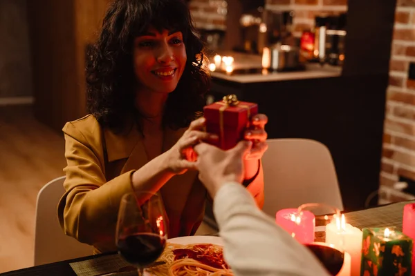 White Man Giving Gift His Girlfriend Date Restaurant Indoors — Stock Photo, Image
