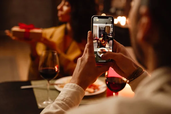 Uomo Bianco Scattare Foto Della Sua Ragazza Durante Cena Romantica — Foto Stock