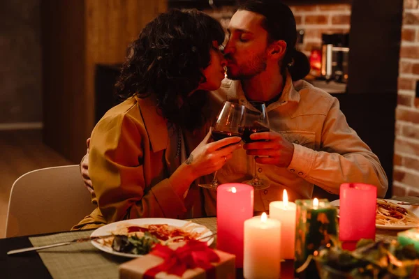 White Couple Kissing While Having Romantic Dinner Home Indoors — Stock Photo, Image