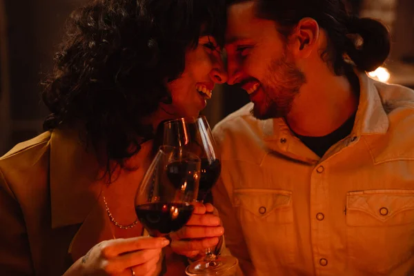 Weißes Paar Lacht Beim Romantischen Abendessen Hause — Stockfoto