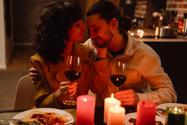 Weißes Paar Umarmt Sich Beim Romantischen Abendessen Hause — Stockfoto
