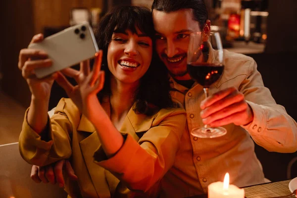 White Couple Taking Selfie Mobile Phone Romantic Date Home Indoors — Stock Photo, Image