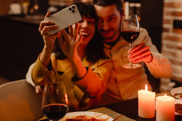 White Couple Taking Selfie Mobile Phone Romantic Date Home Indoors — Stock Photo, Image