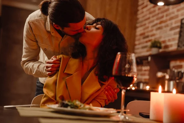 Pareja Blanca Besándose Abrazándose Mientras Tiene Una Cena Romántica Casa — Foto de Stock