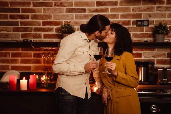 Casal Romântico Branco Beijando Enquanto Bebe Vinho Casa Dentro Casa — Fotografia de Stock