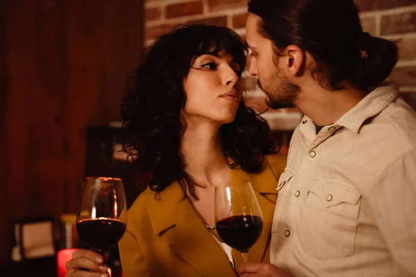 Coppie Romantiche Bianche Che Abbracciano Bevendo Vino Casa Chiuso — Foto Stock