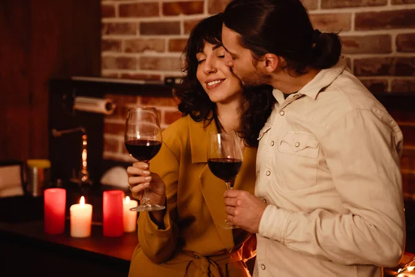 Casal Romântico Branco Beijando Enquanto Bebe Vinho Casa Dentro Casa — Fotografia de Stock