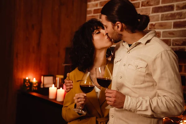 Casal Romântico Branco Beijando Enquanto Bebe Vinho Casa Dentro Casa — Fotografia de Stock