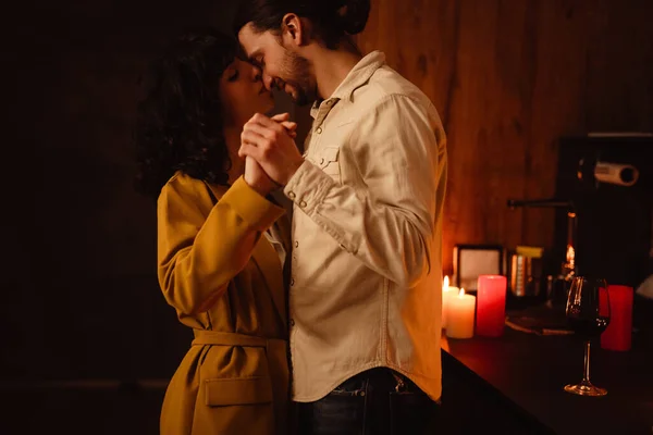 Casal Romântico Branco Beijando Enquanto Dança Casa Dentro Casa — Fotografia de Stock