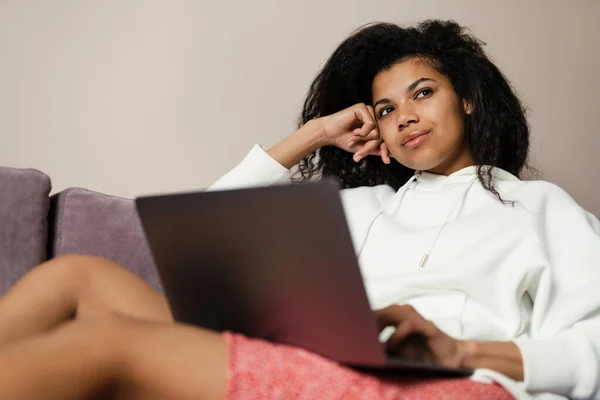 Jonge Zwarte Vrouw Met Behulp Van Laptop Terwijl Zitten Bank — Stockfoto