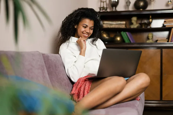 Joven Mujer Negra Usando Ordenador Portátil Mientras Está Sentado Sofá — Foto de Stock