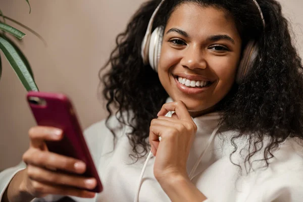 Young Black Woman Headphones Smiling While Using Cellphone Home — Stock Photo, Image