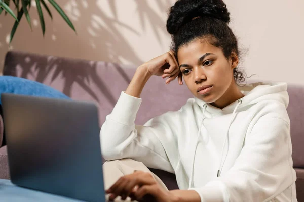 Calm Young African Woman Using Laptop Computer While Sitting Couch — Stock Photo, Image