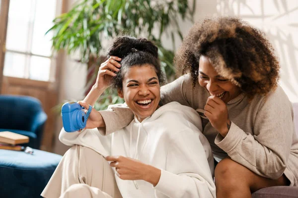 Две Счастливые Молодые Африканские Женщины Подруги Делают Селфи Мгновенной Камерой — стоковое фото