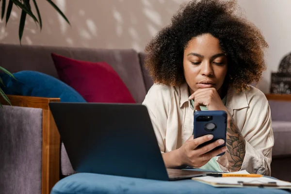 Jonge Zwarte Vrouw Met Behulp Van Mobiele Telefoon Tijdens Het — Stockfoto