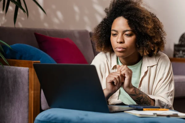Young Black Woman Using Laptop While Sitting Floor Home — Stock Photo, Image