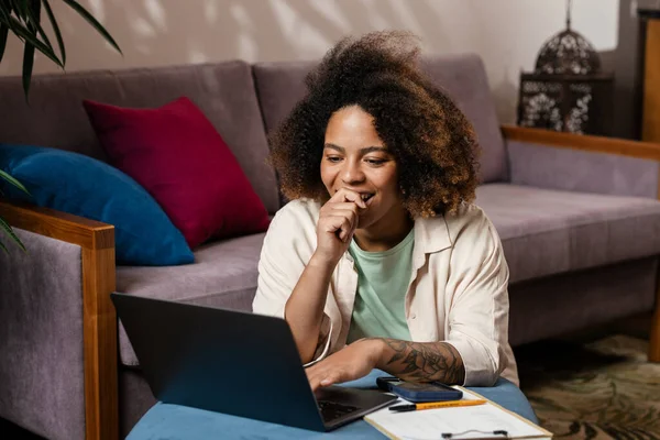 Young Black Woman Smiling Using Laptop While Sitting Floor Home — Stock Photo, Image