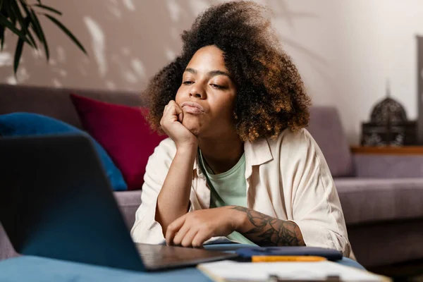 Young Black Woman Using Laptop While Sitting Floor Home — Stock Photo, Image