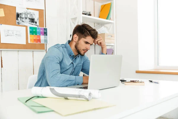 Jovem Homem Branco Trabalhando Com Laptop Enquanto Sentado Mesa Escritório — Fotografia de Stock
