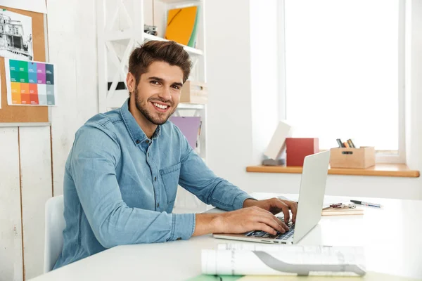 Jovem Homem Branco Trabalhando Com Laptop Enquanto Sentado Mesa Escritório — Fotografia de Stock