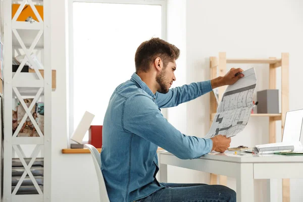 Genç Beyaz Adam Dizüstü Bilgisayarla Çalışıyor Ofiste Çizimler Yapıyor — Stok fotoğraf