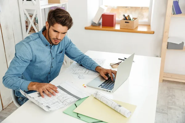 Jonge Blanke Man Werkt Met Laptop Tekeningen Kantoor Binnen — Stockfoto