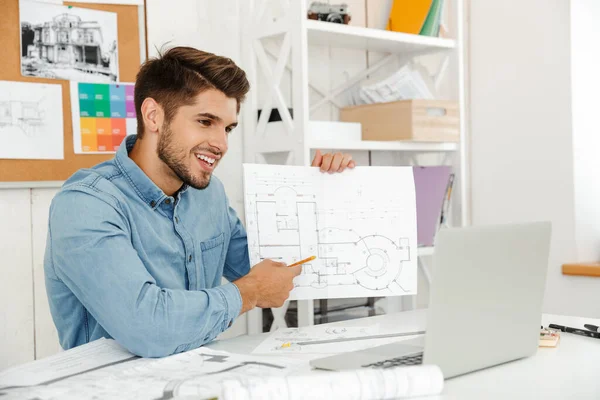 Jovem Homem Branco Sorrindo Enquanto Trabalhava Com Laptop Desenhos Escritório — Fotografia de Stock