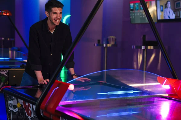 Giovane Uomo Setola Ridere Mentre Gioca Air Hockey Chiuso — Foto Stock