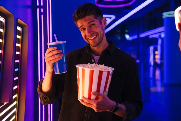 Ung Borst Man Ler När Står Med Läsk Och Popcorn — Stockfoto