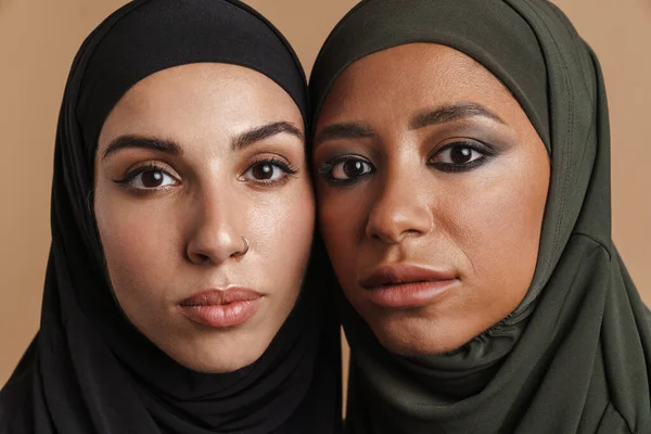 头戴头巾的年轻穆斯林妇女摆出姿势 看着被米黄色背景隔离的相机 — 图库照片