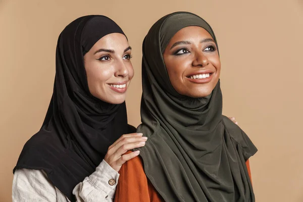 Junge Muslimische Frauen Hidschab Lächeln Und Schauen Vereinzelt Über Beigem — Stockfoto