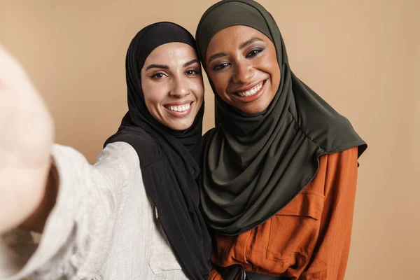 Jóvenes Mujeres Musulmanas Hijab Sonriendo Mientras Toman Fotos Selfies Aisladas —  Fotos de Stock