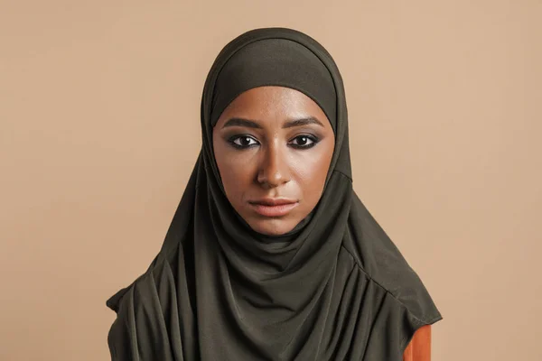 Junge Muslimische Frau Hidschab Posiert Und Blickt Vereinzelt Die Kamera — Stockfoto