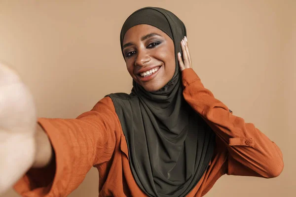 Junge Muslimische Frau Hidschab Lächelt Während Sie Ein Selfie Vor — Stockfoto