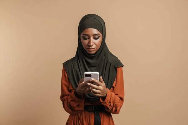 Jeune Femme Musulmane Noire Hijab Aide Téléphone Mobile Isolé Sur — Photo