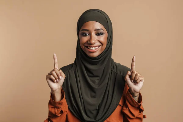 Junge Muslimische Frau Hidschab Lächelt Und Zeigt Vereinzelt Mit Den — Stockfoto