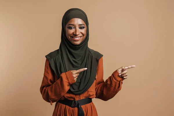 Junge Muslimische Frau Hidschab Lächelt Und Zeigt Vereinzelt Mit Den — Stockfoto