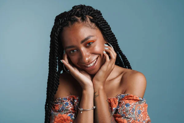 Makyajlı Genç Siyahi Kadın Gülümsüyor Mavi Arka Planda Izole Edilmiş — Stok fotoğraf