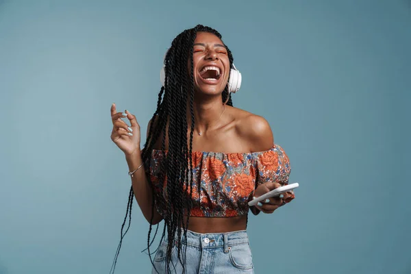 Ung Svart Kvinna Sjunger Medan Lyssnar Musik Med Hörlurar Isolerade — Stockfoto