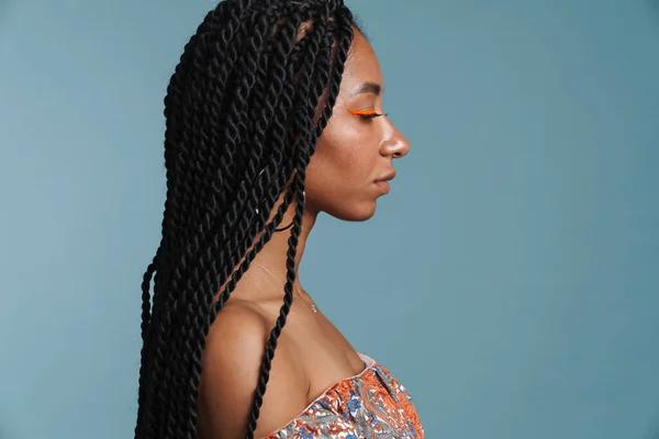 Vista Laterale Una Giovane Donna Afroamericana Piedi Sfondo Blu Che — Foto Stock